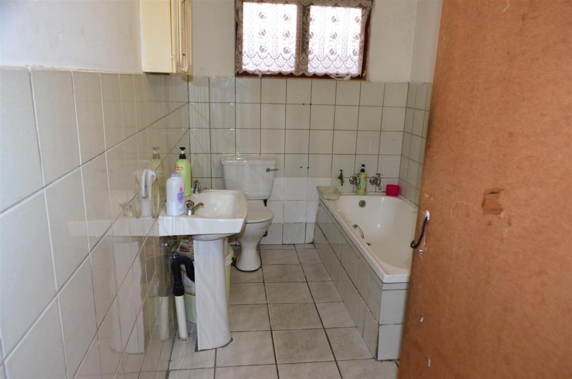 Bathroom 1 - 44 square meters of property in Margate