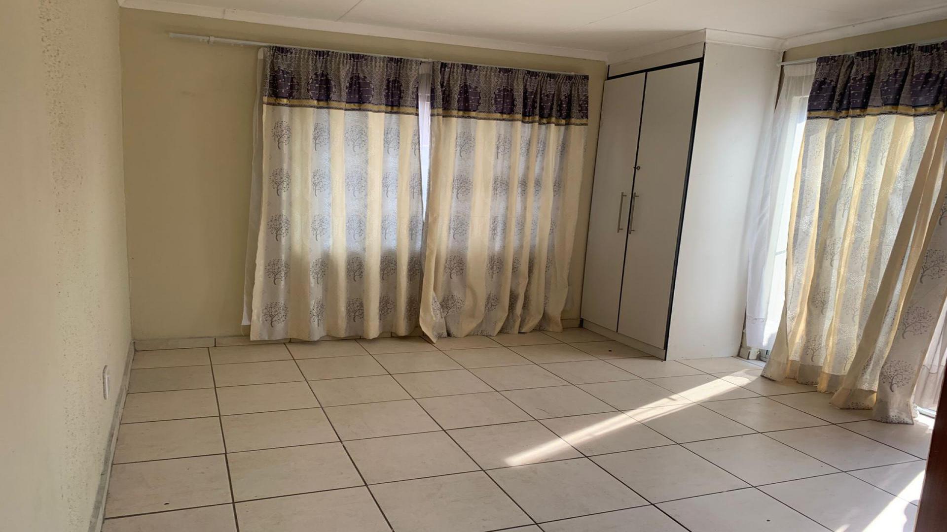 Bed Room 1 of property in Secunda
