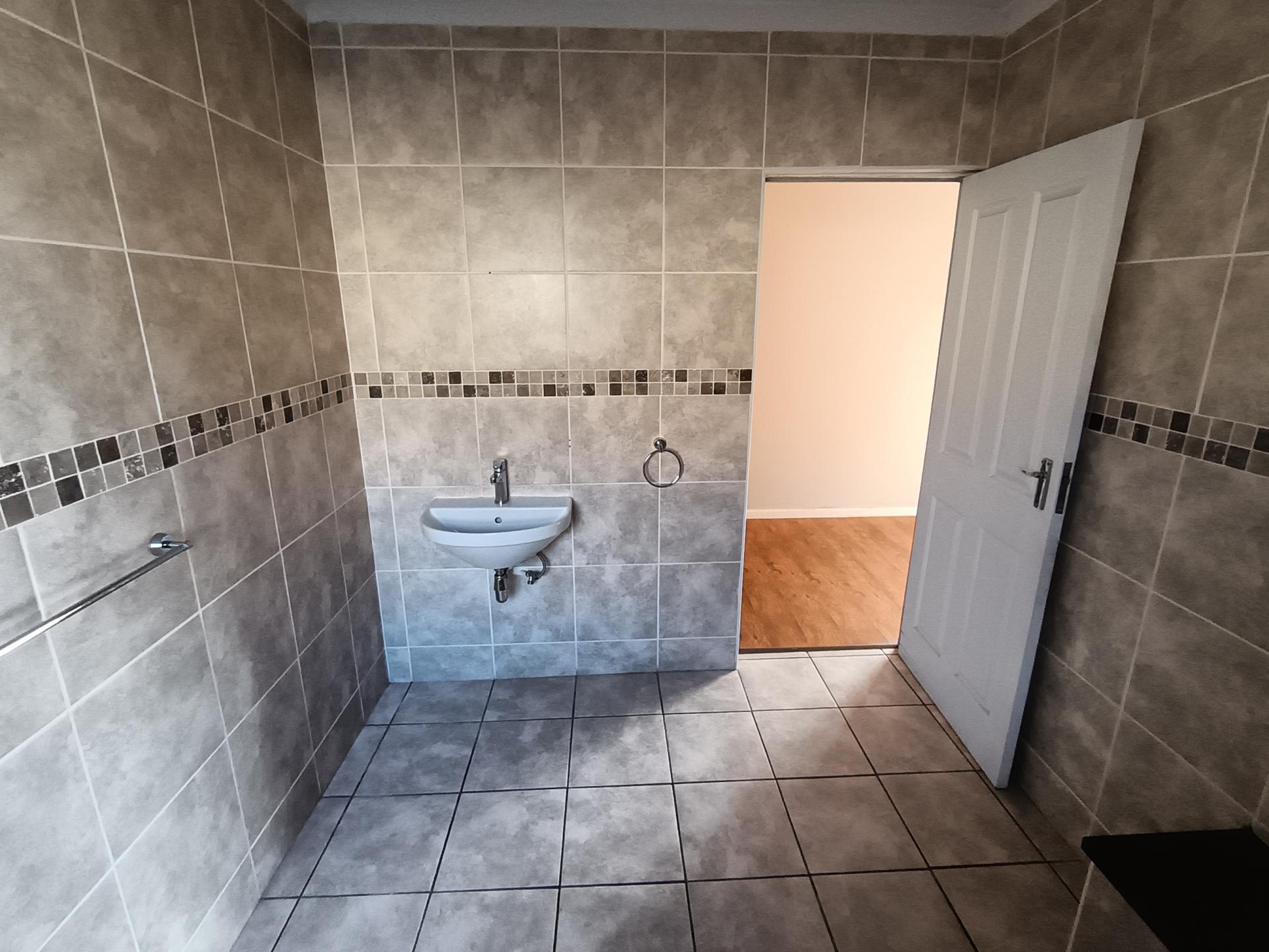 Bathroom 1 of property in Fairview - PE