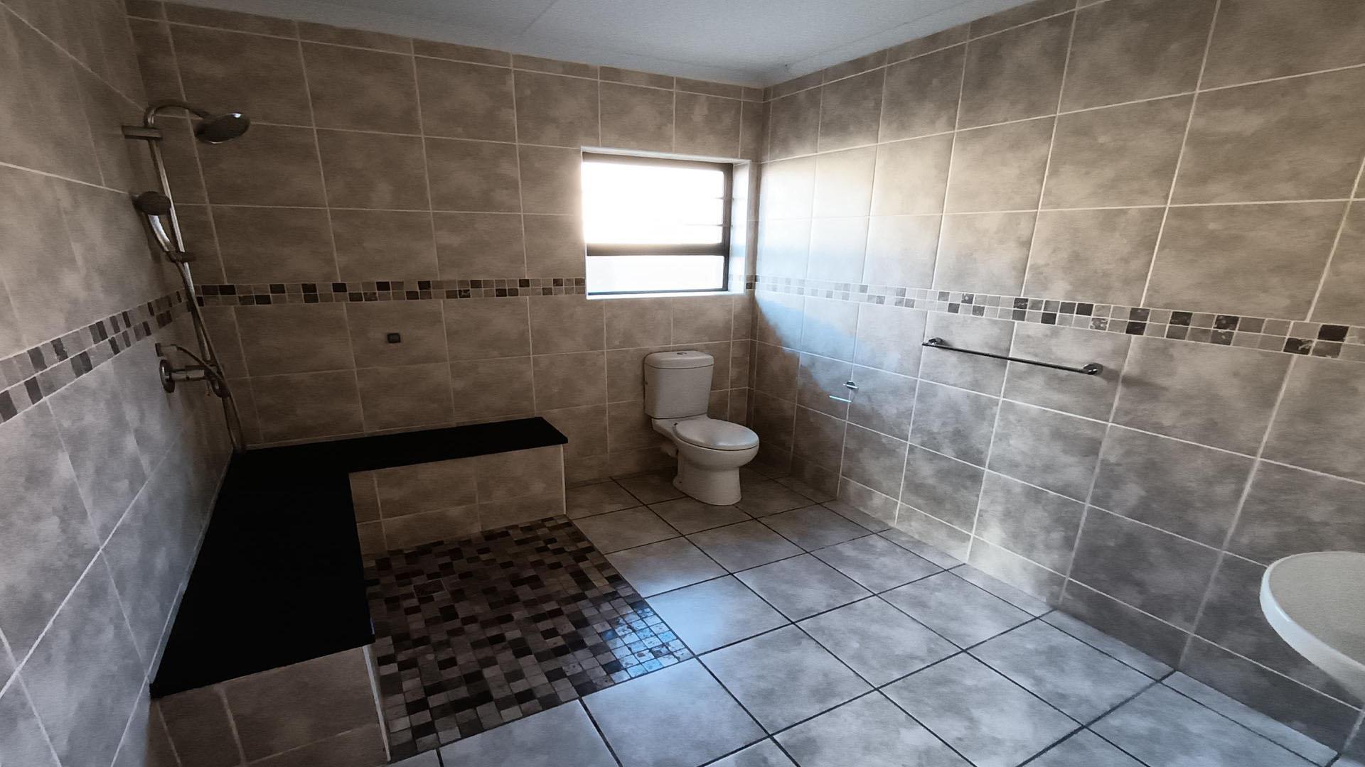 Bathroom 1 of property in Fairview - PE