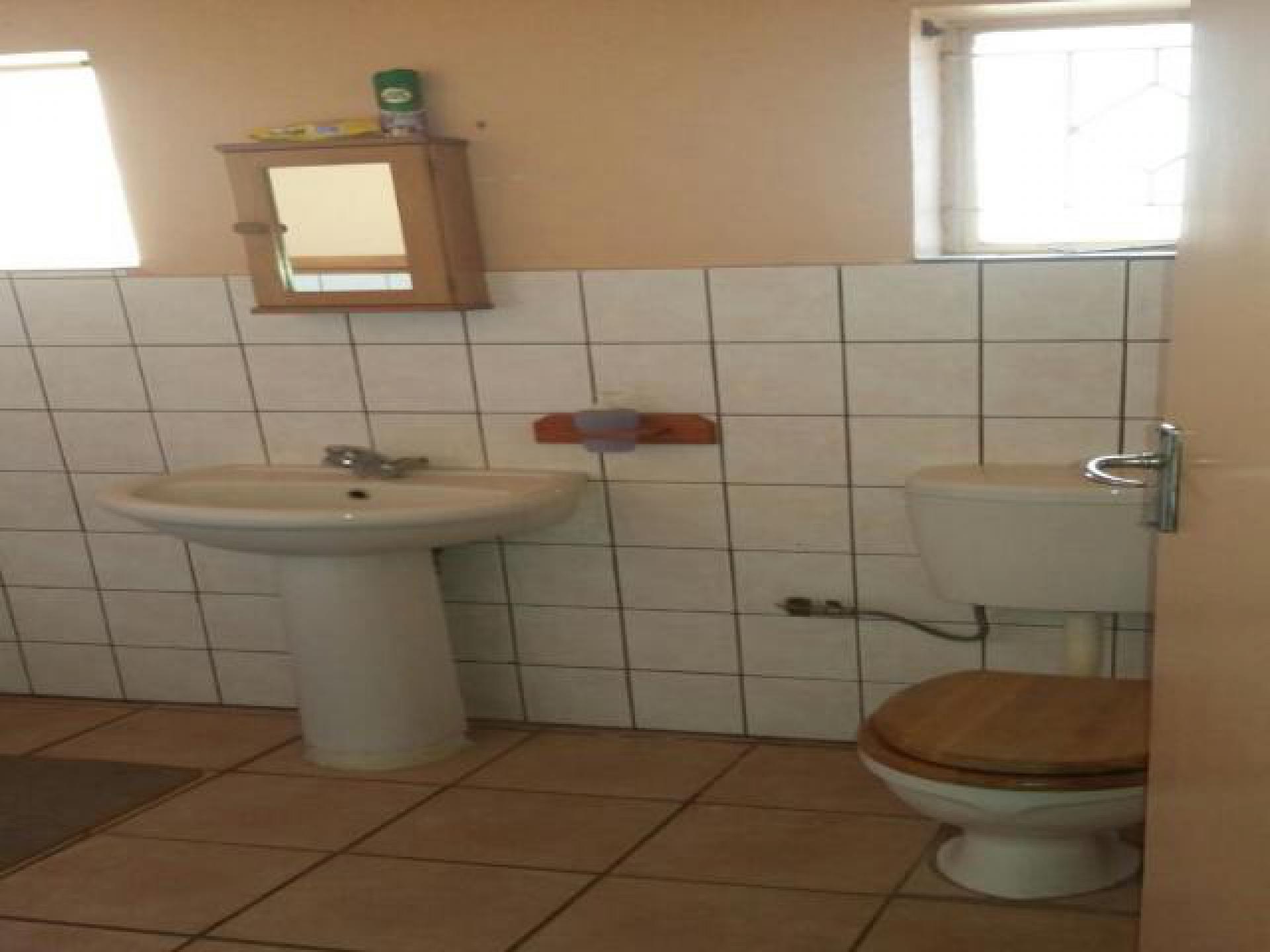 Bathroom 2 of property in Klerksdorp