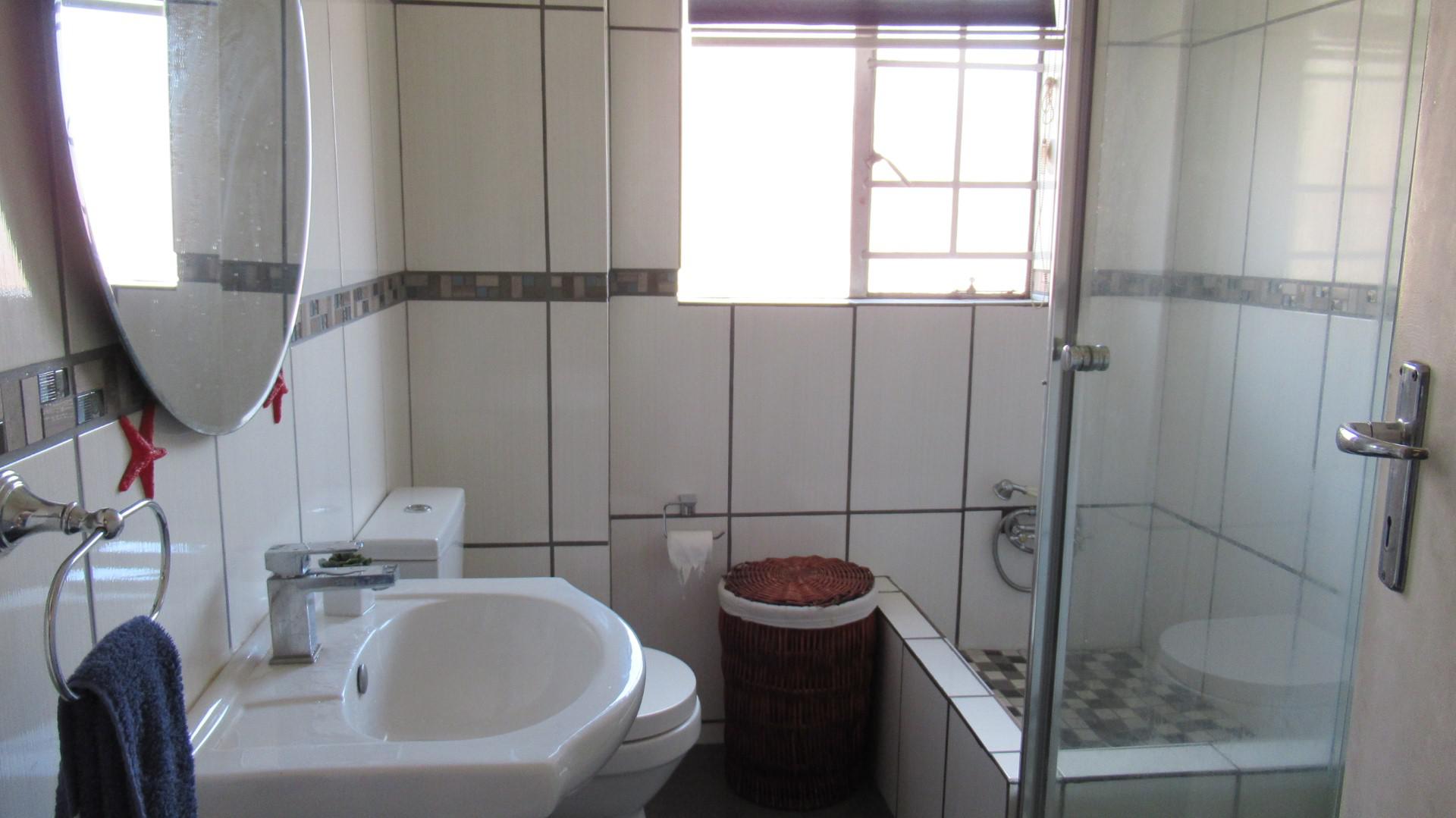 Bathroom 1 - 5 square meters of property in Castleview