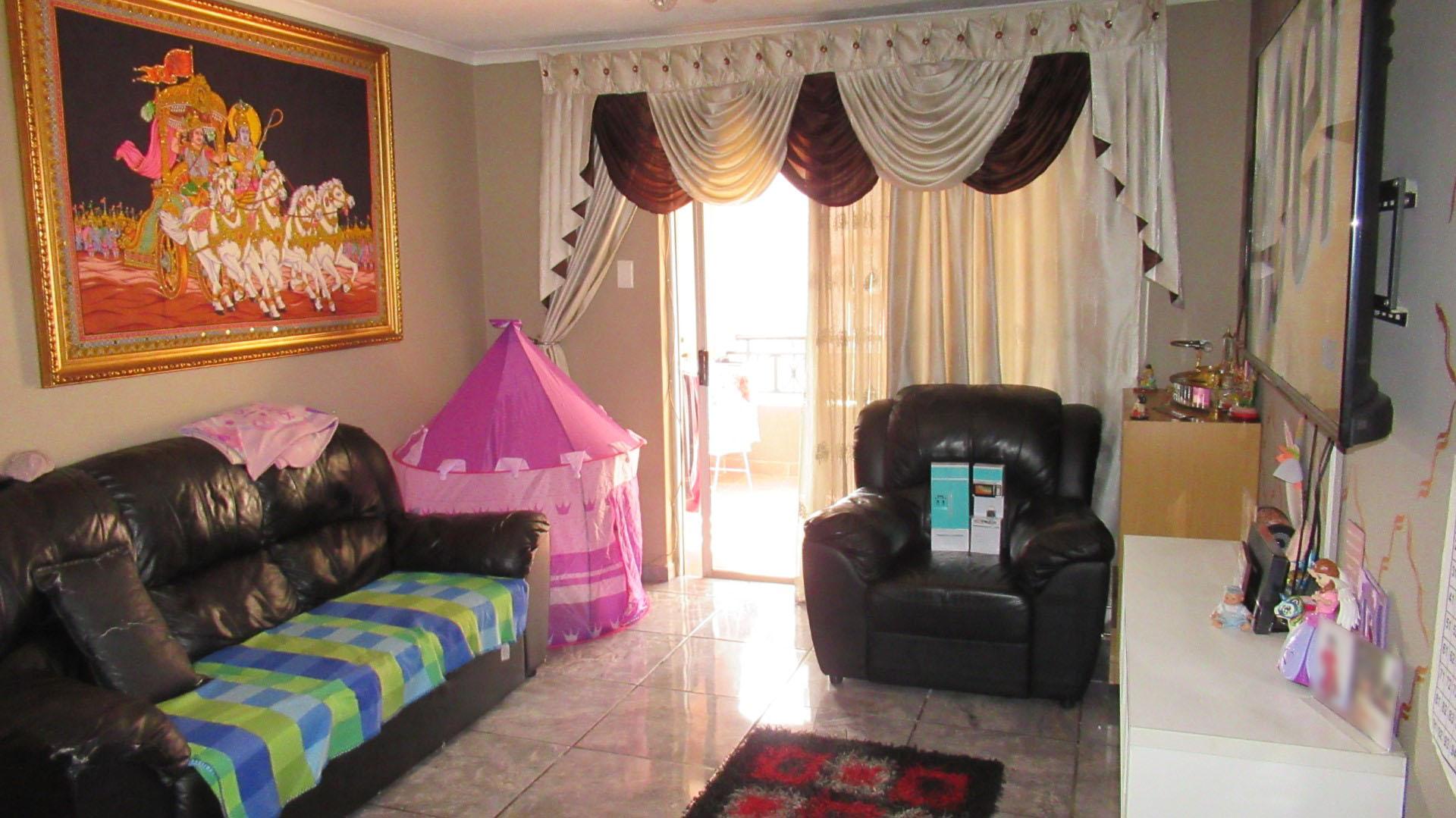 Lounges - 25 square meters of property in Castleview