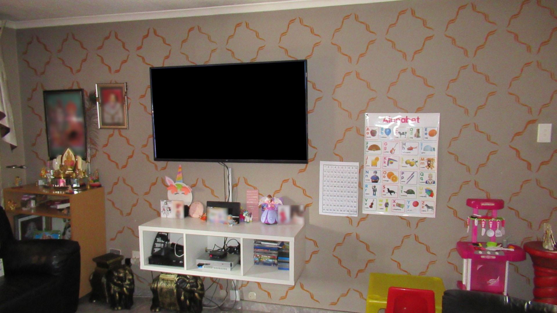 Lounges - 25 square meters of property in Castleview