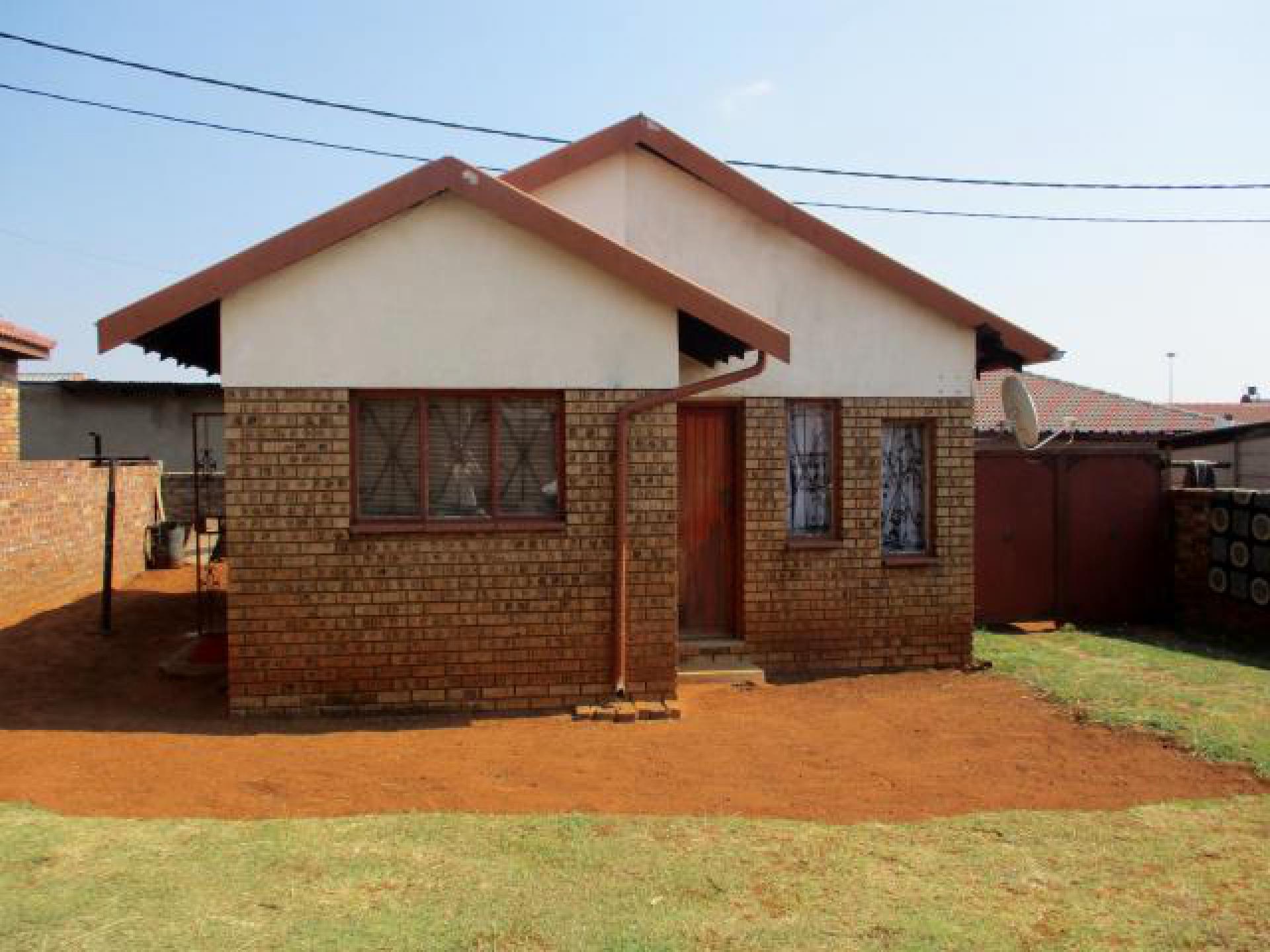 Front View of property in Middelburg - MP