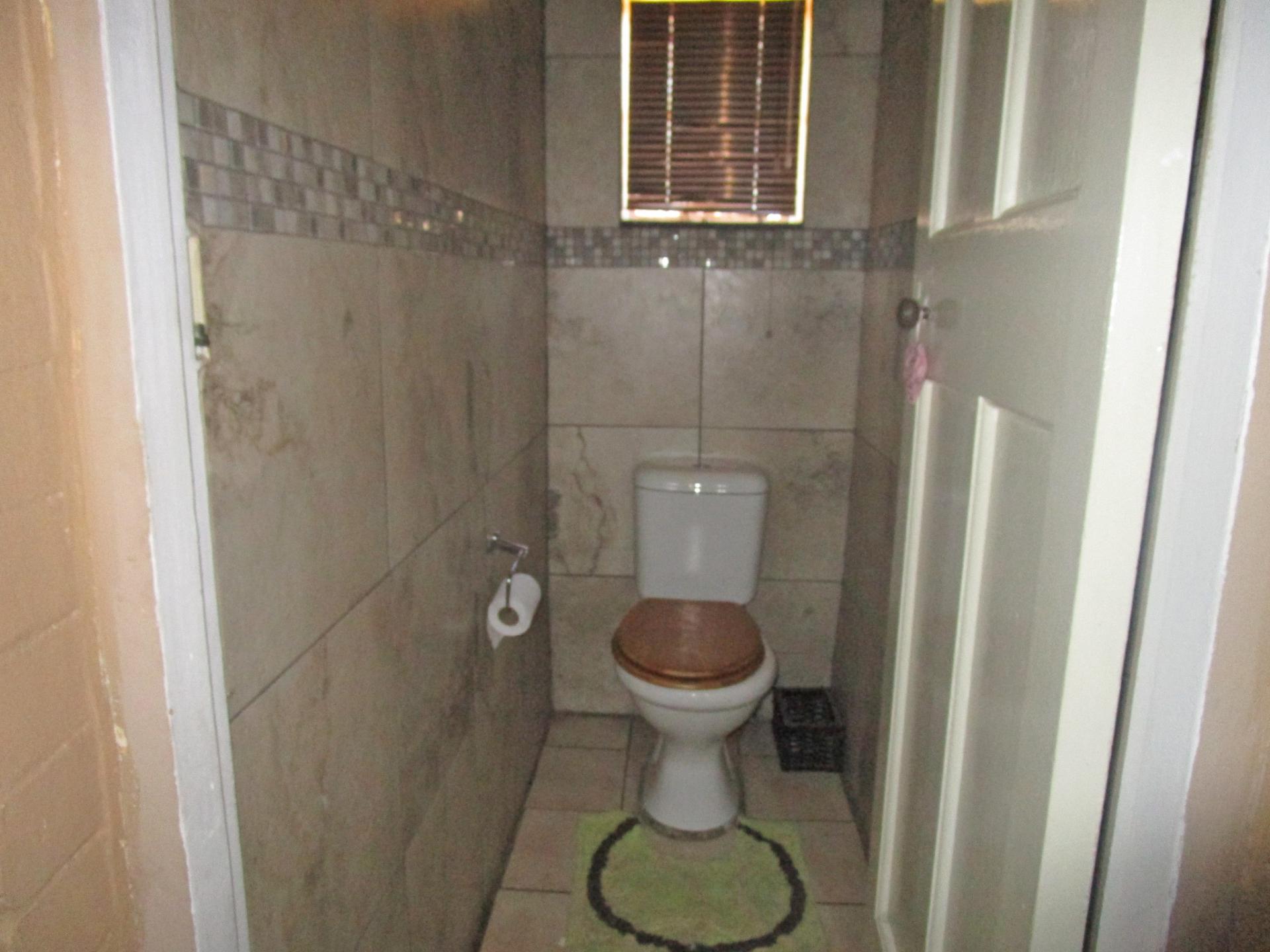 Guest Toilet - 5 square meters of property in Unitas Park