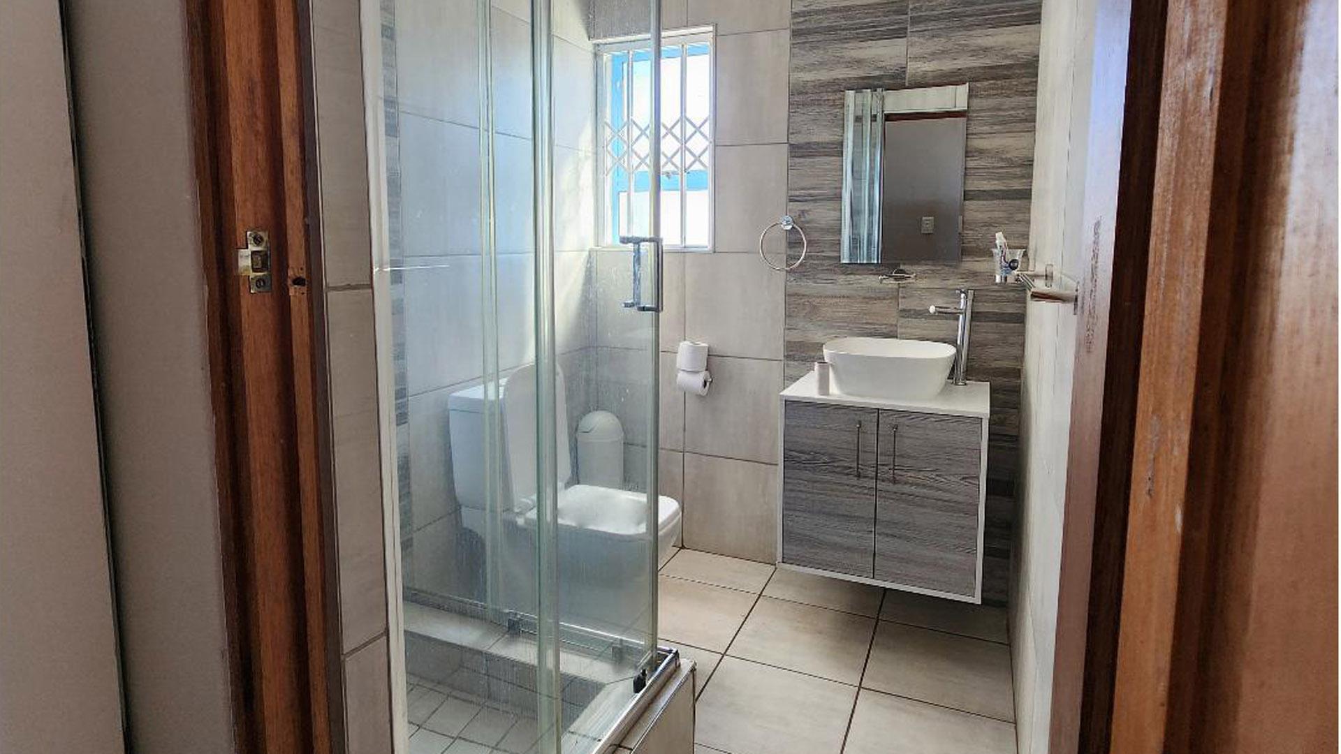 Bathroom 1 of property in Port Elizabeth Central