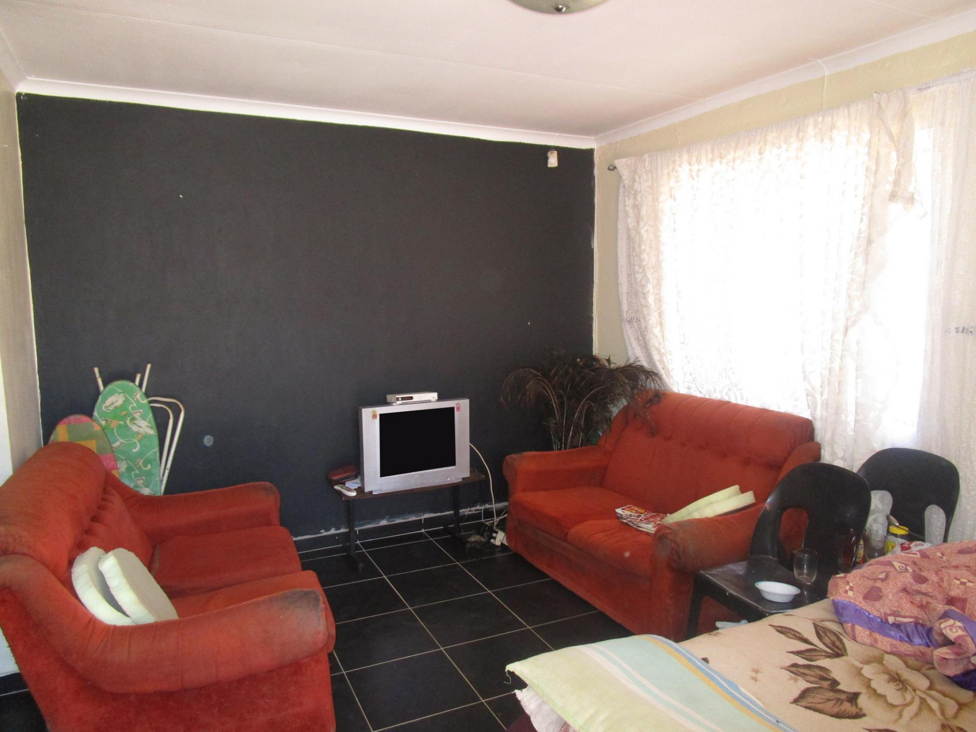 Lounges - 13 square meters of property in Lenasia South