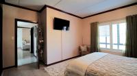 Main Bedroom - 18 square meters of property in Summerset