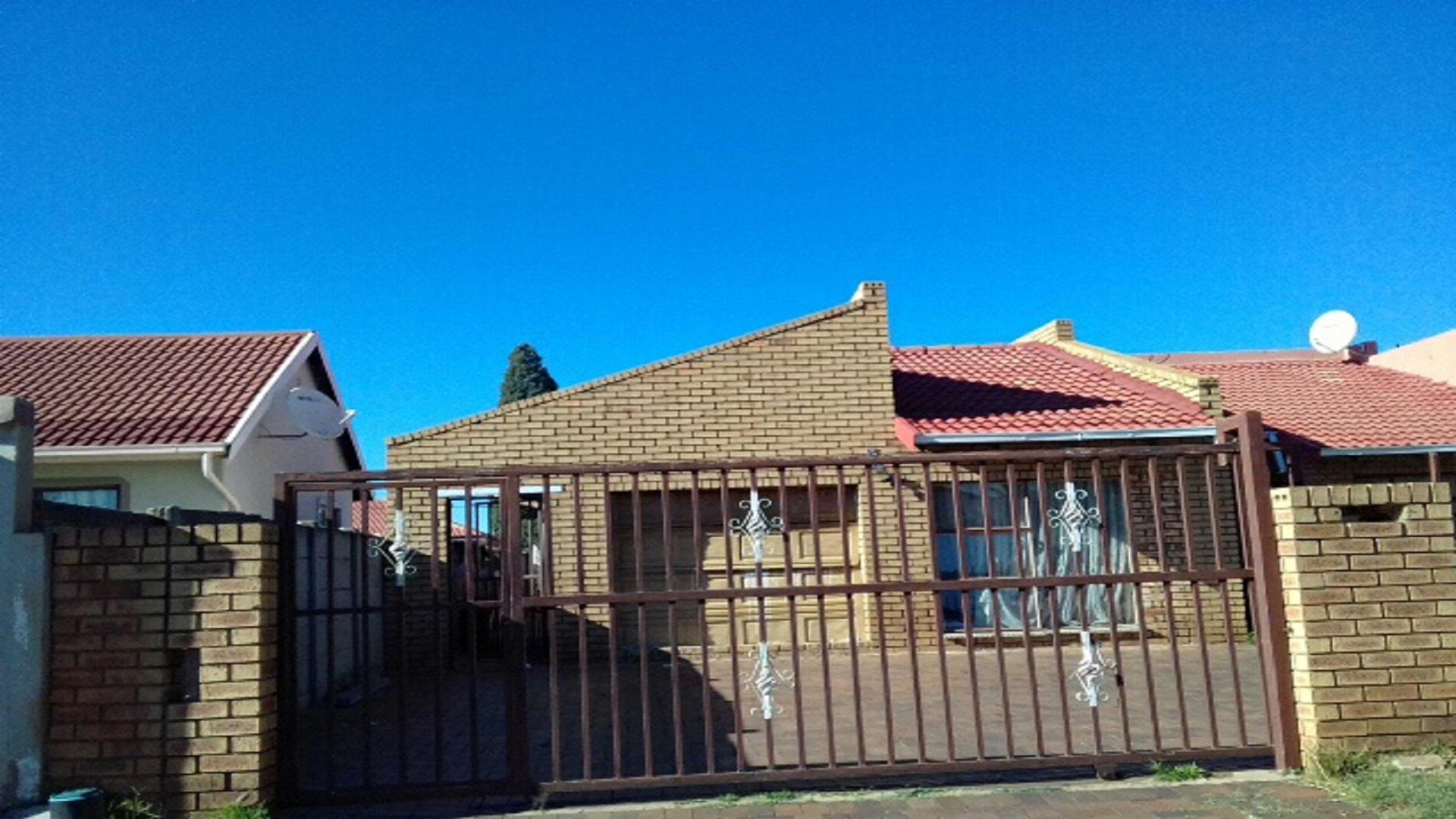 Front View of property in Roodebult
