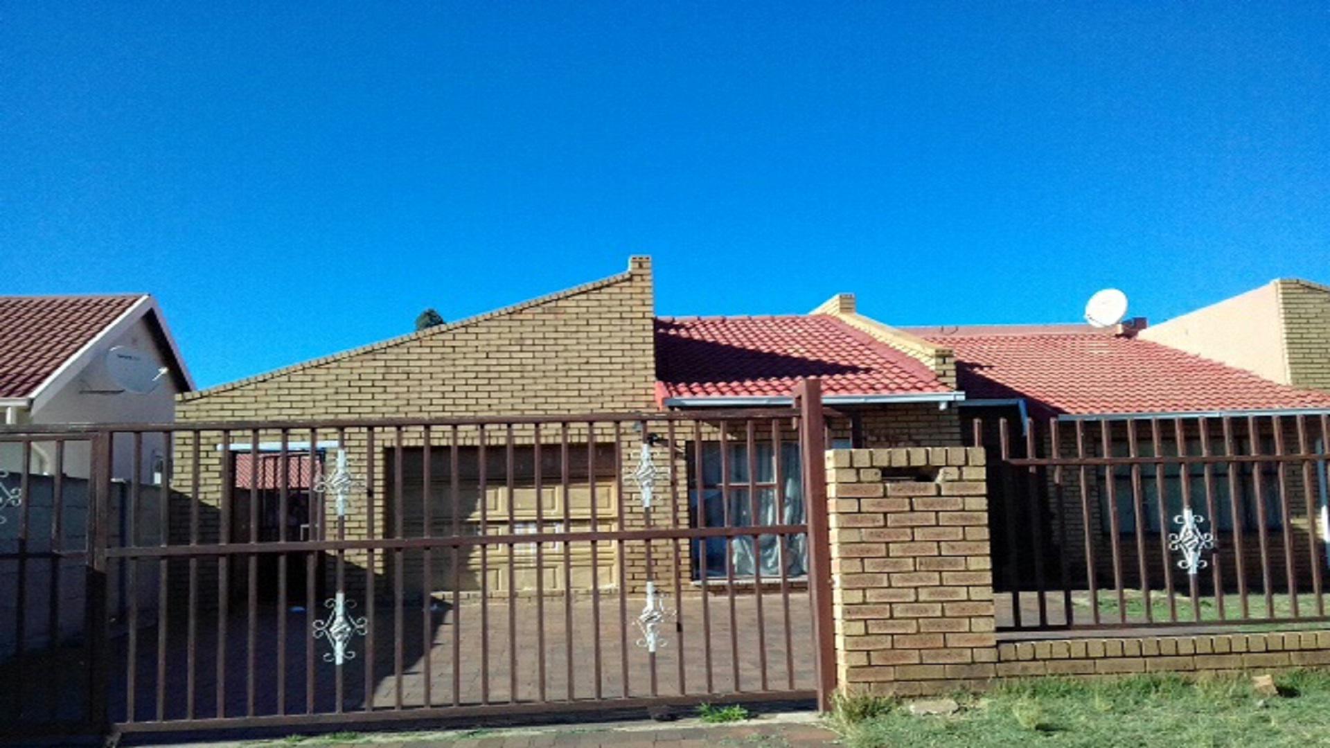 Front View of property in Roodebult