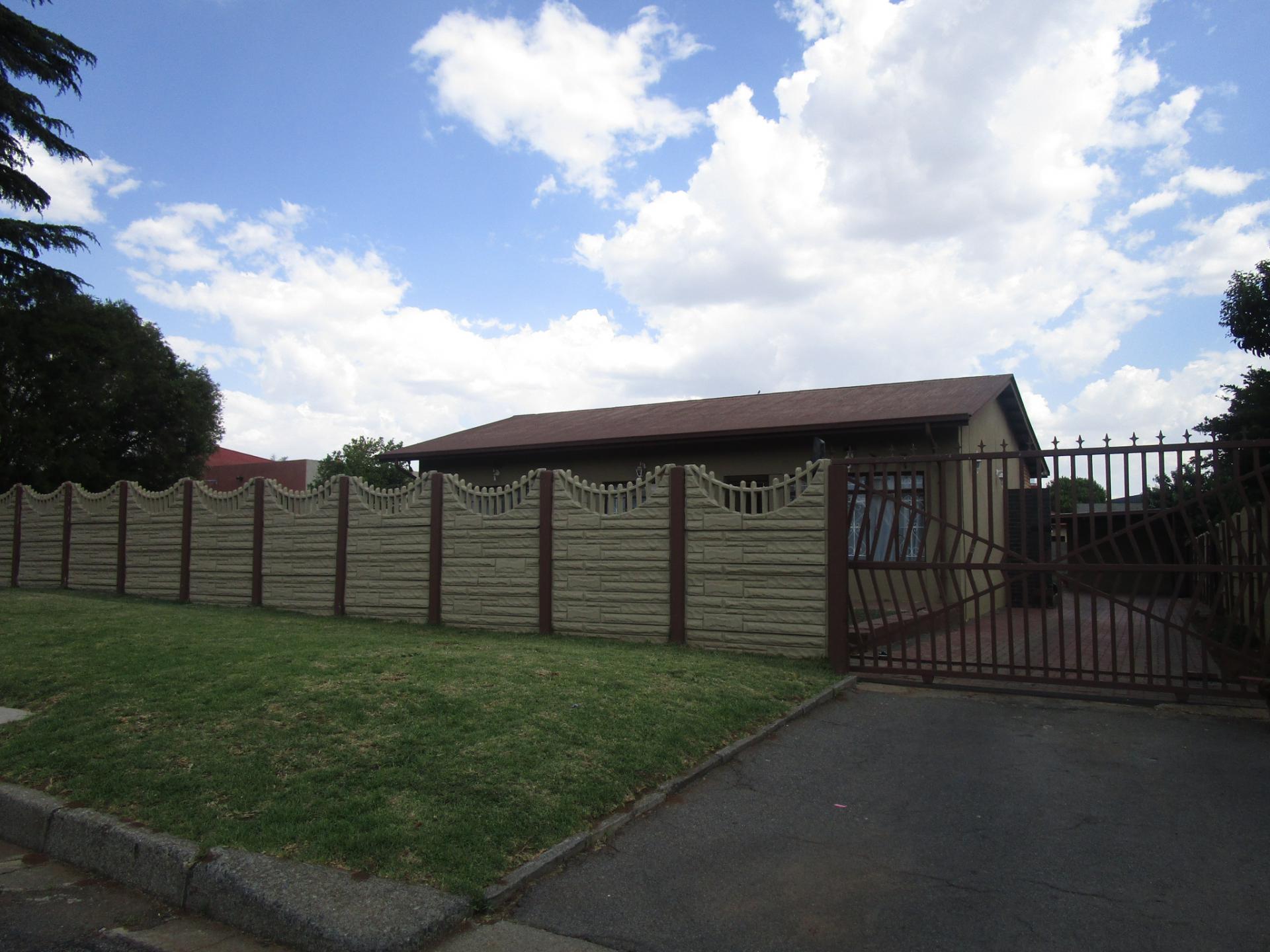 Front View of property in Estera