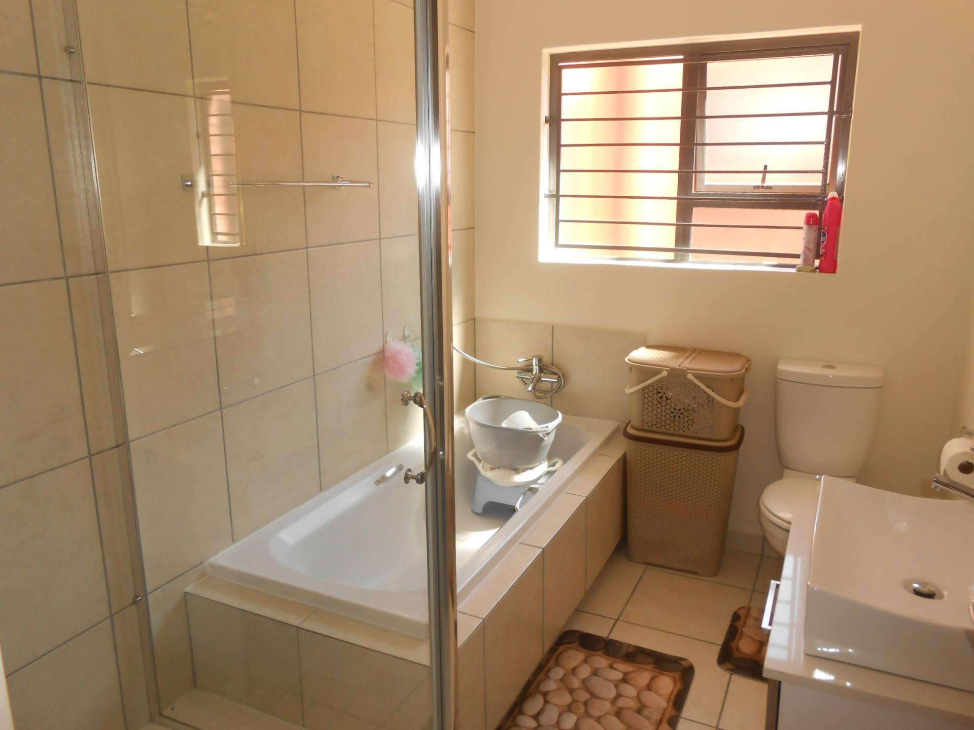 Bathroom 1 - 6 square meters of property in Sonneglans