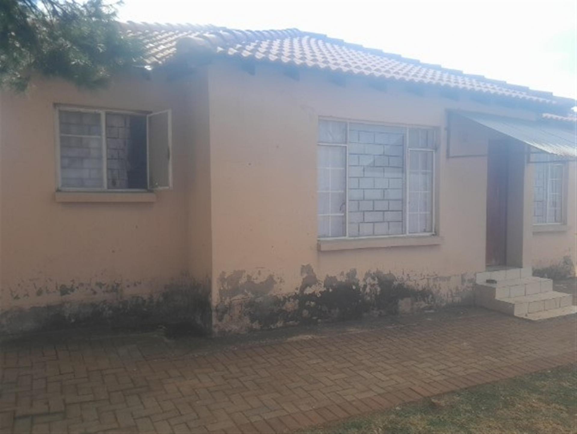 Front View of property in Fochville