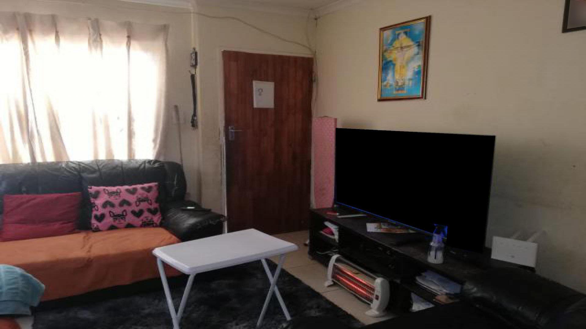 Lounges - 14 square meters of property in Odinburg Gardens