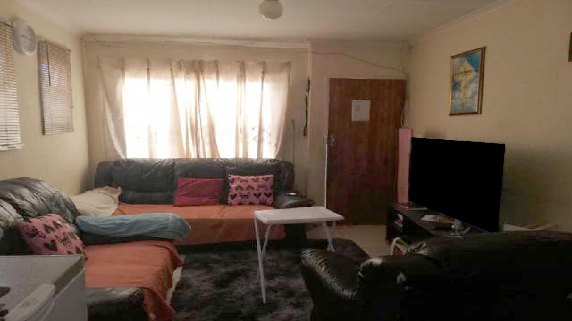 Lounges - 14 square meters of property in Odinburg Gardens