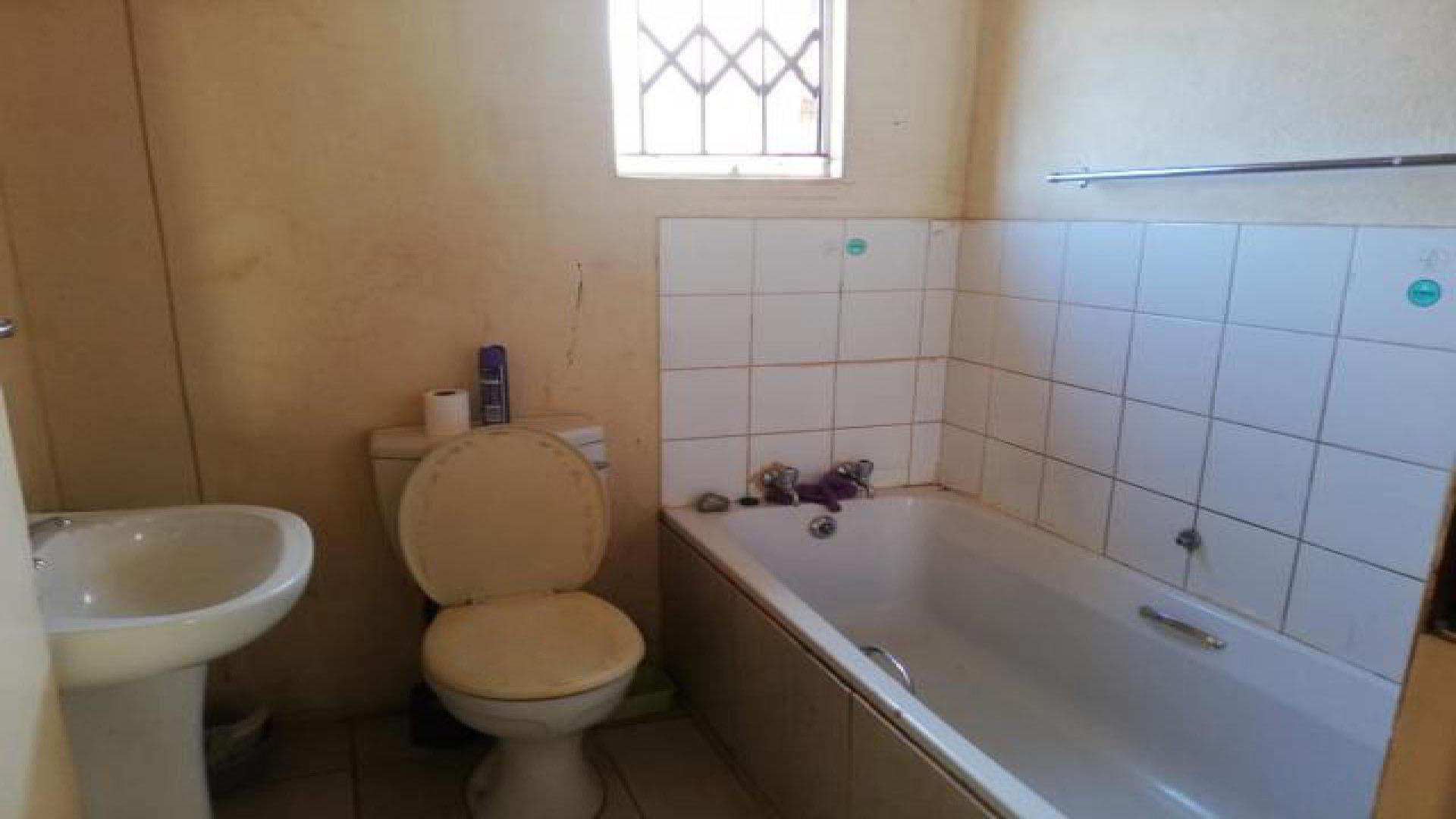 Bathroom 1 - 4 square meters of property in Odinburg Gardens