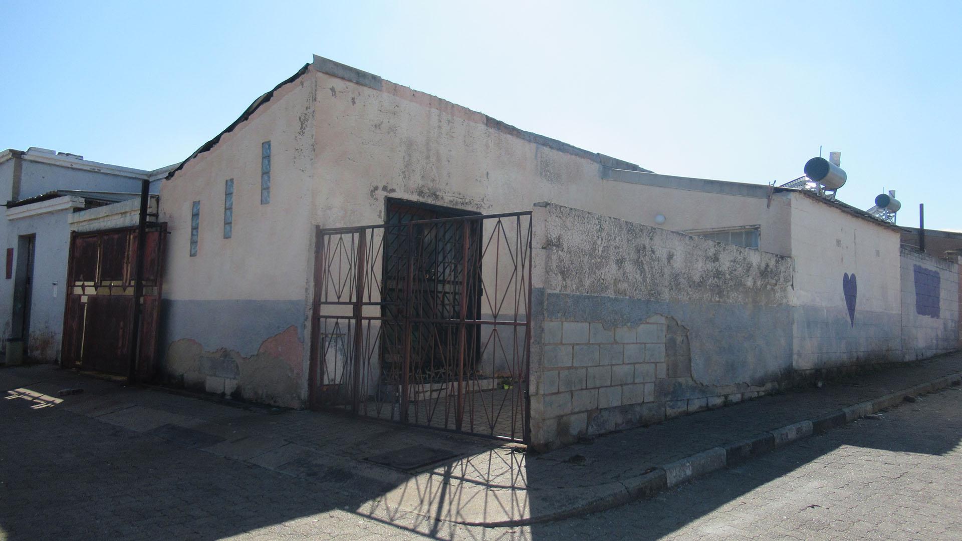 Front View of property in Westbury