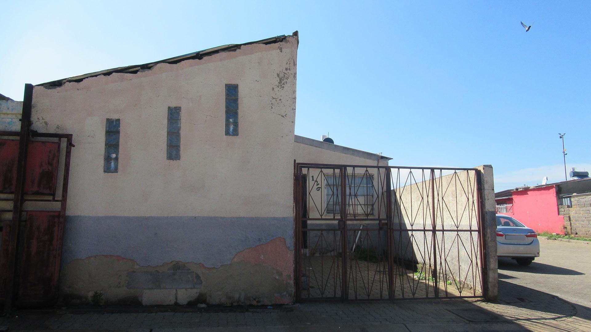 Front View of property in Westbury