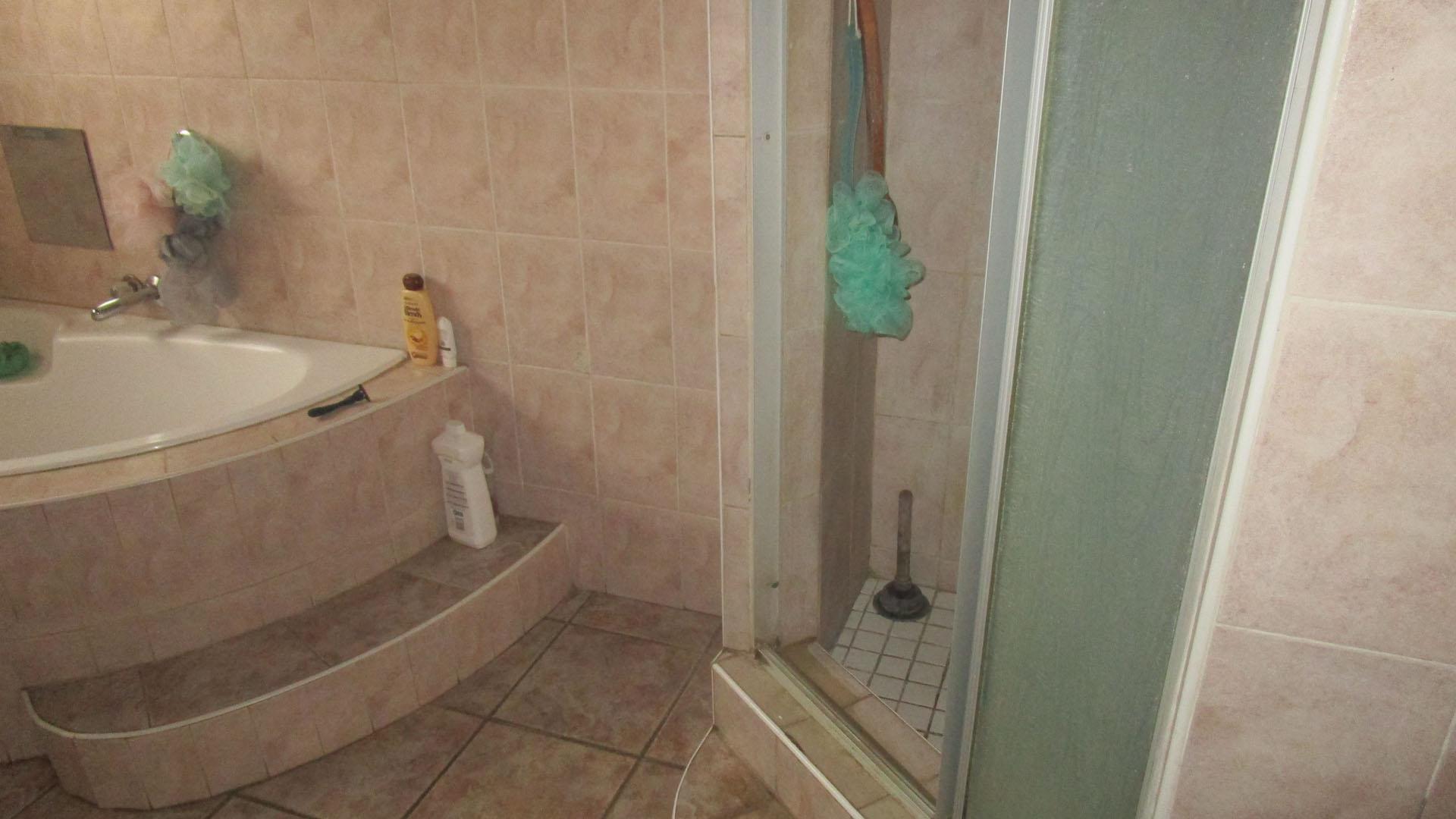 Bathroom 1 - 12 square meters of property in Mooilande AH
