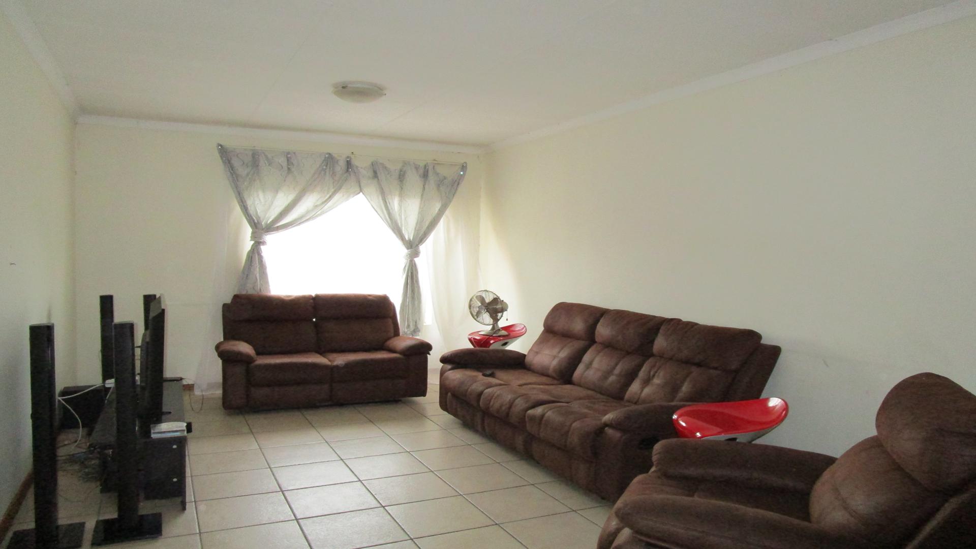 Lounges - 13 square meters of property in Pretoria North
