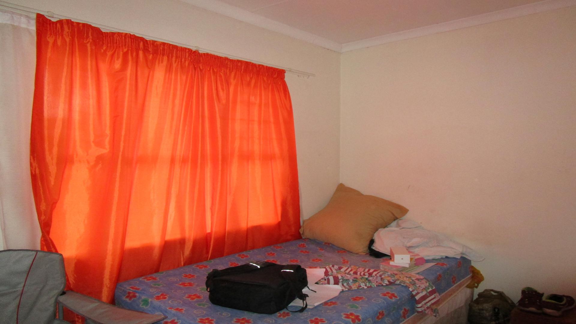 Bed Room 1 - 10 square meters of property in Pretoria North