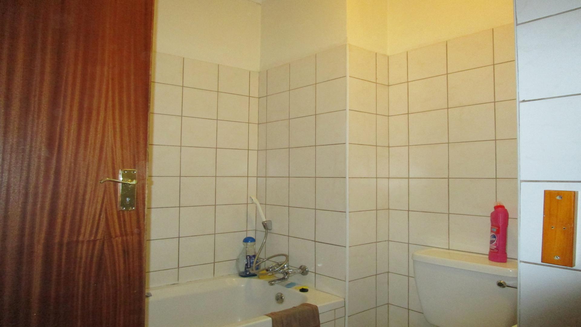 Bathroom 1 - 6 square meters of property in Pretoria North