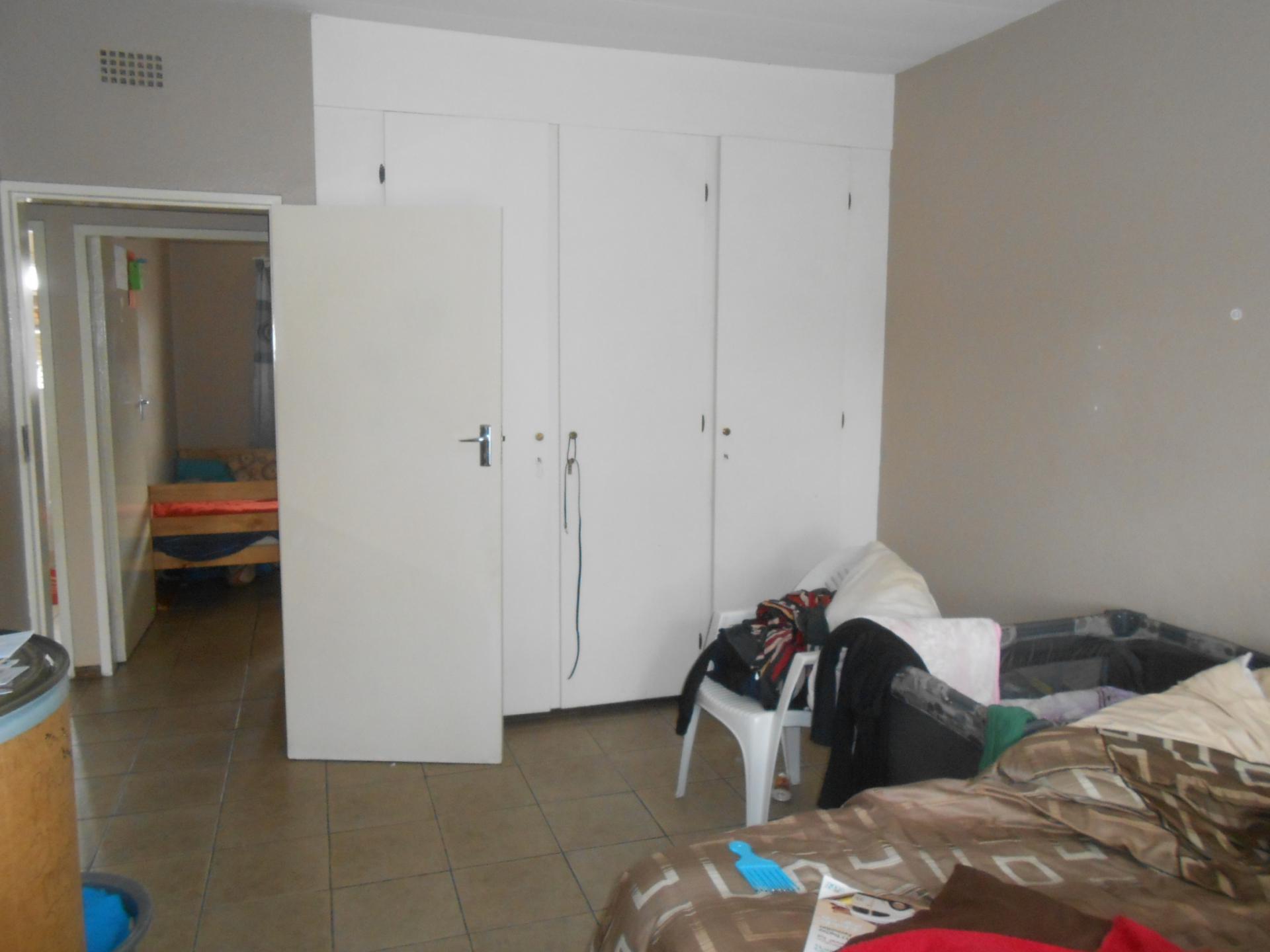 Main Bedroom - 18 square meters of property in Berton Park