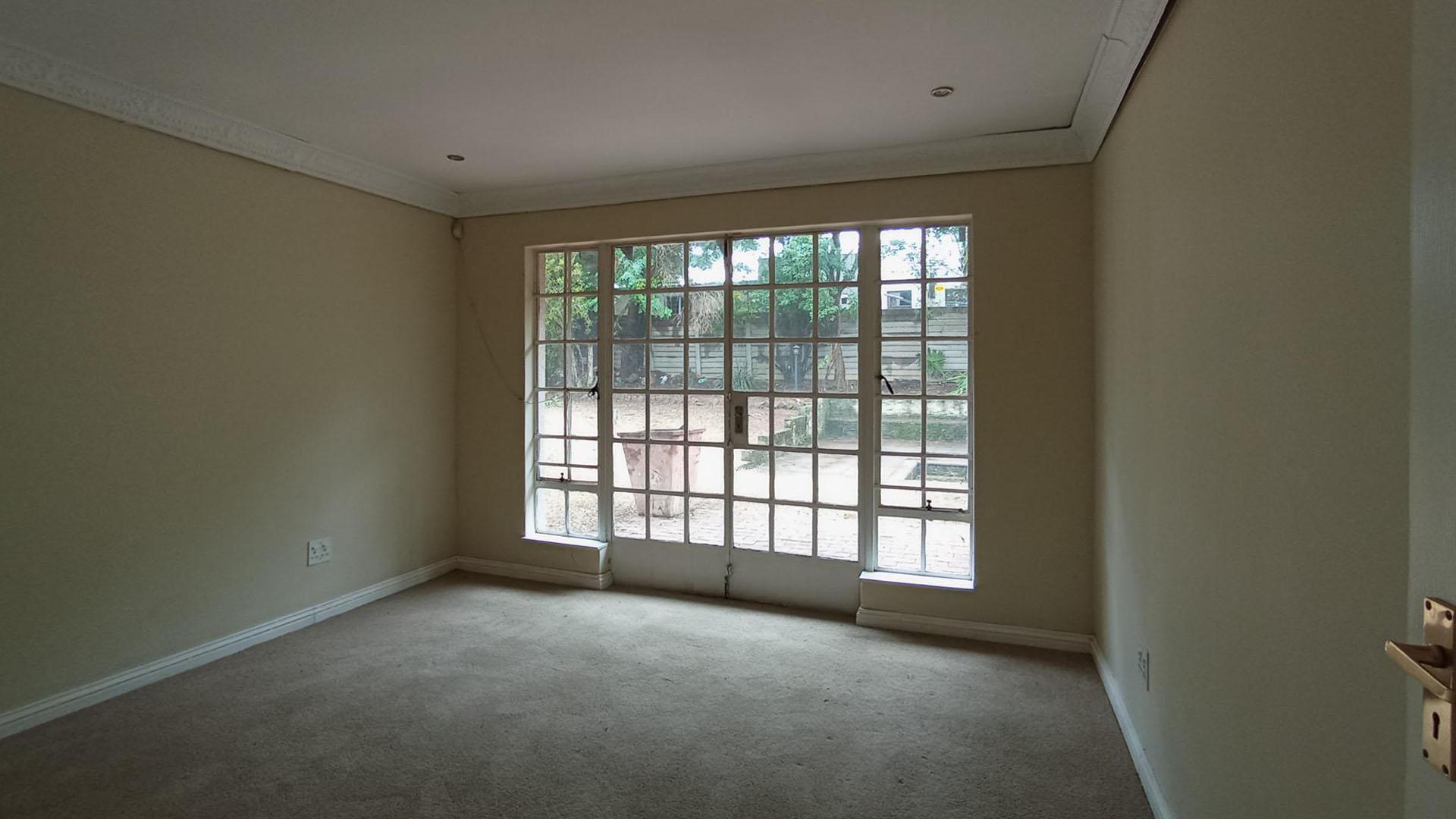 Bed Room 1 - 15 square meters of property in Vorna Valley