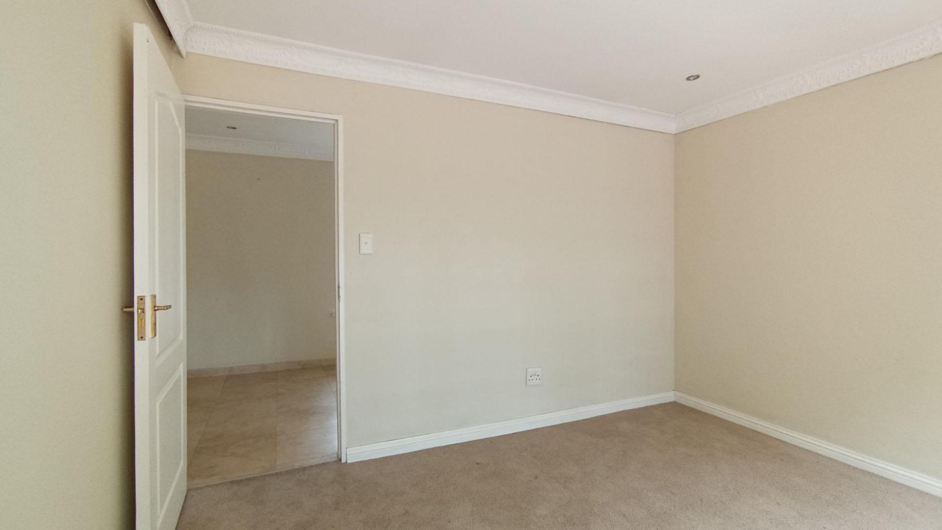 Bed Room 1 - 15 square meters of property in Vorna Valley