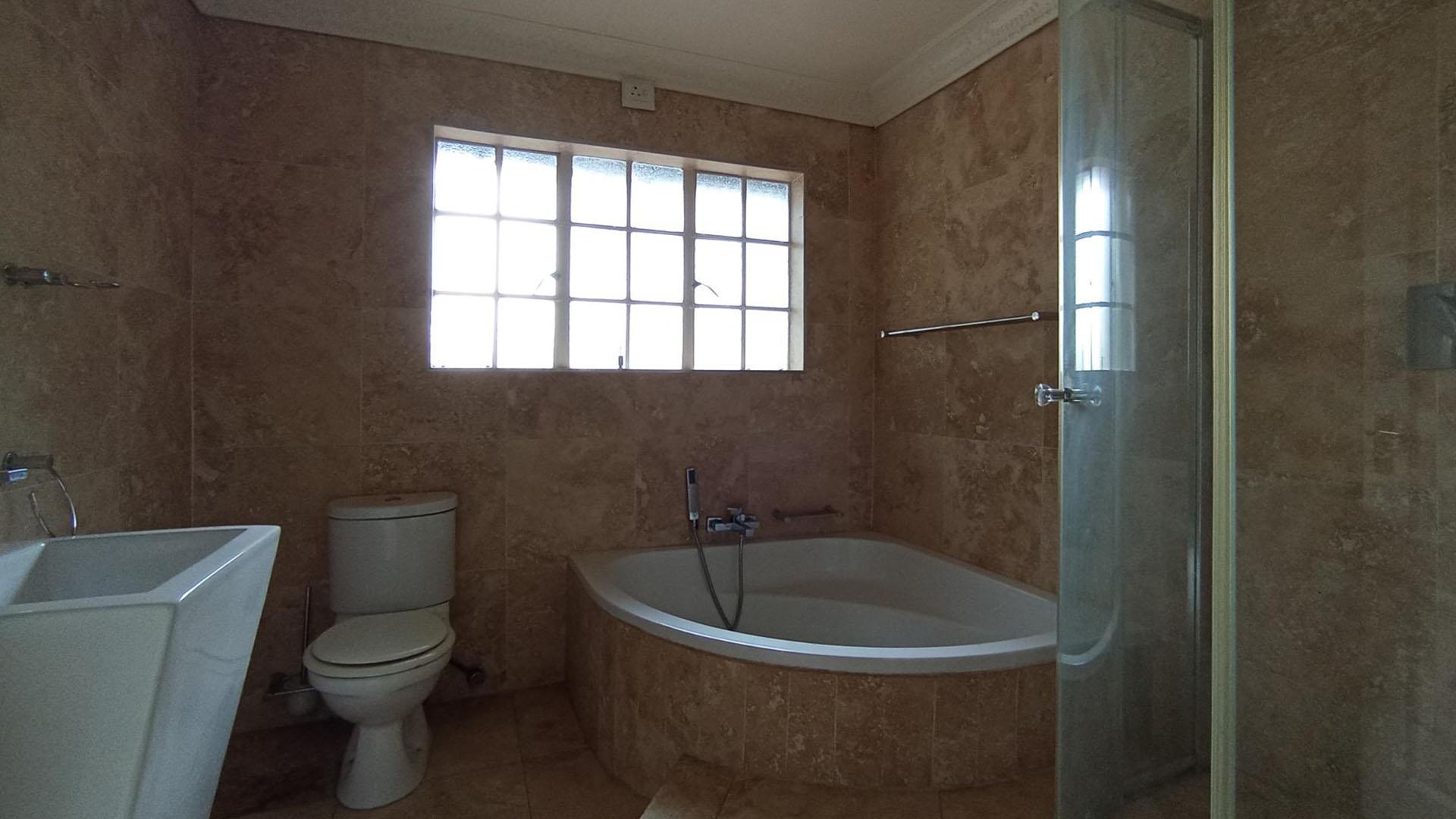 Bathroom 1 - 7 square meters of property in Vorna Valley