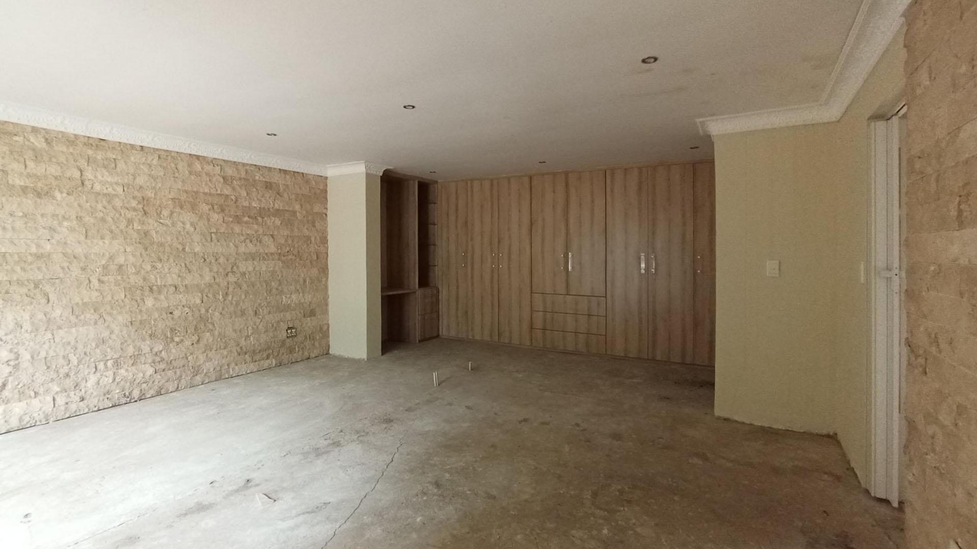 Main Bedroom - 38 square meters of property in Vorna Valley