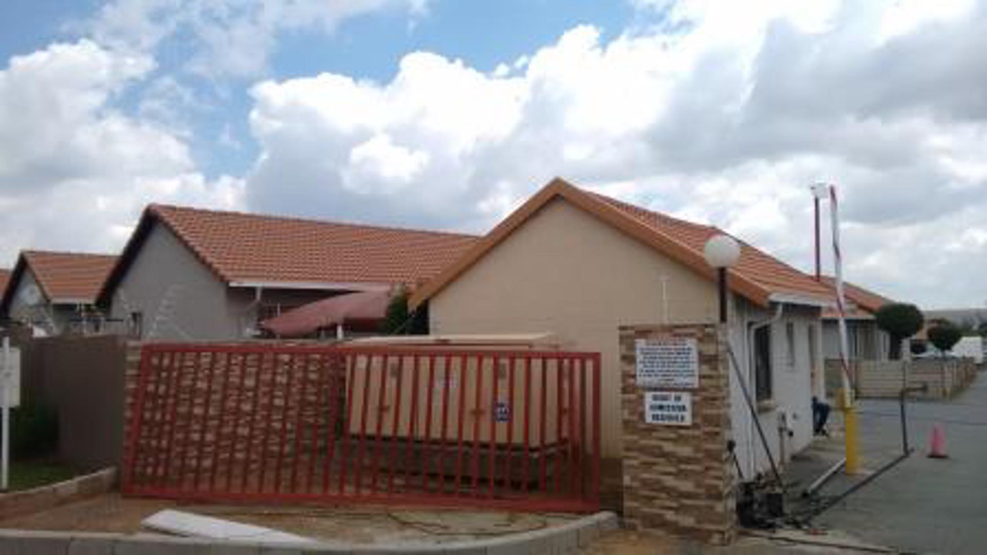 Front View of property in Ormonde