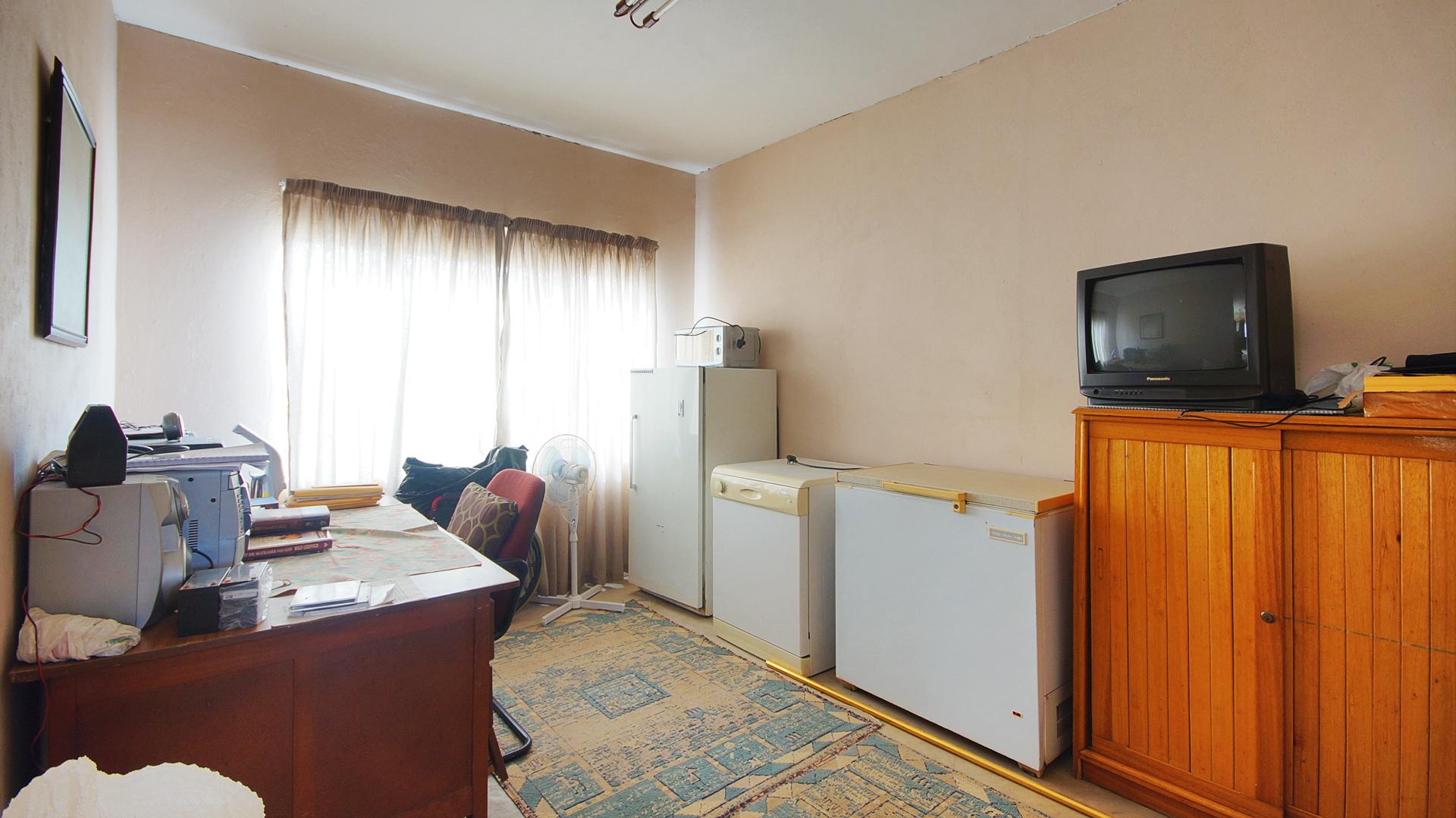 Study - 52 square meters of property in Rustenburg