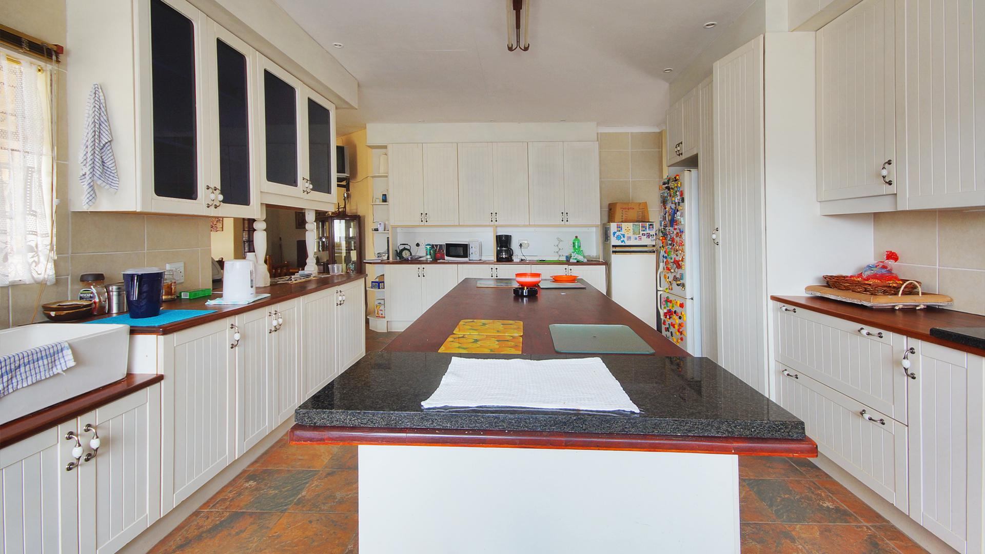 Kitchen - 40 square meters of property in Rustenburg