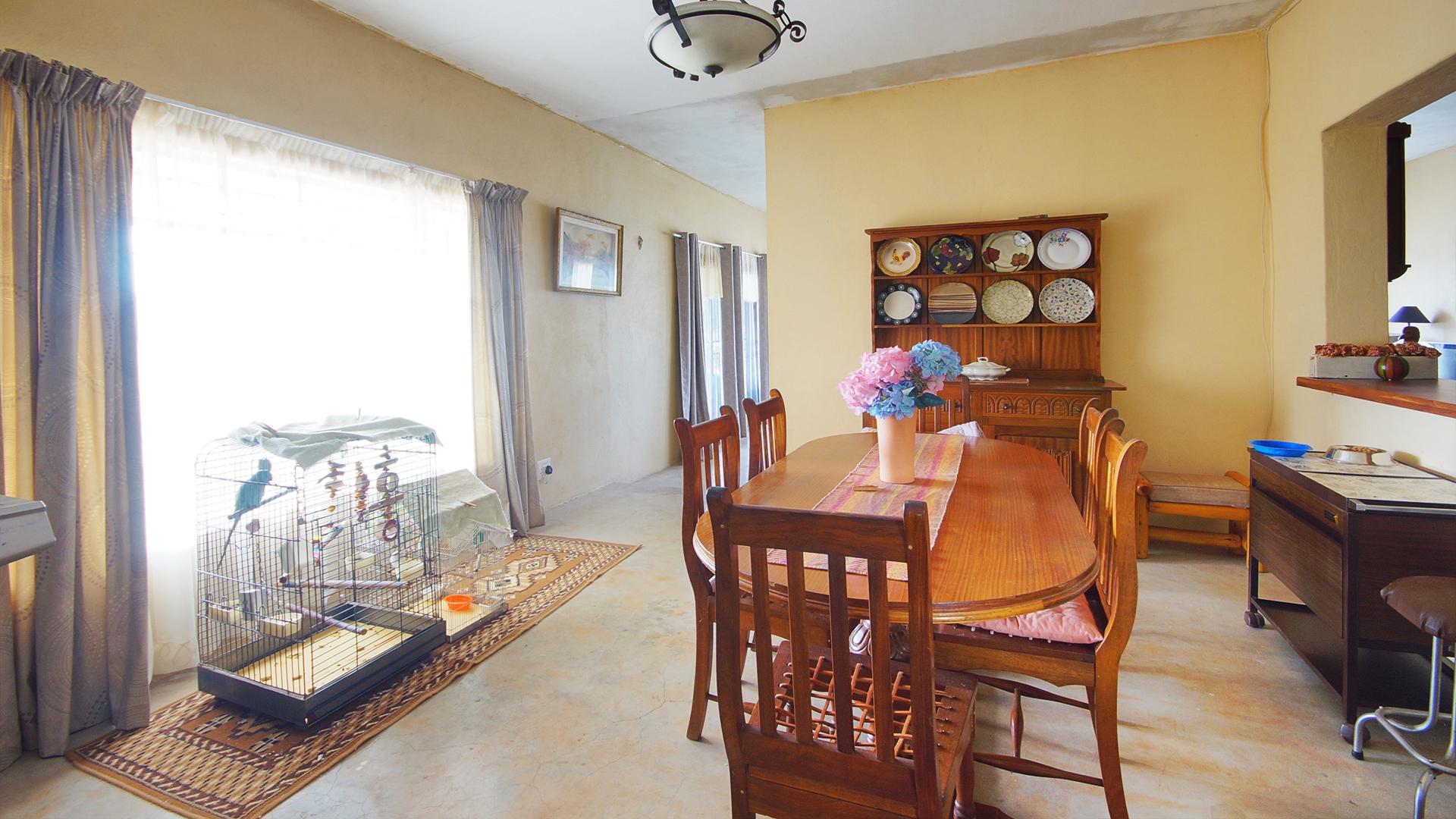 Dining Room - 27 square meters of property in Rustenburg