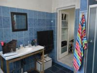 Main Bathroom of property in Umkomaas