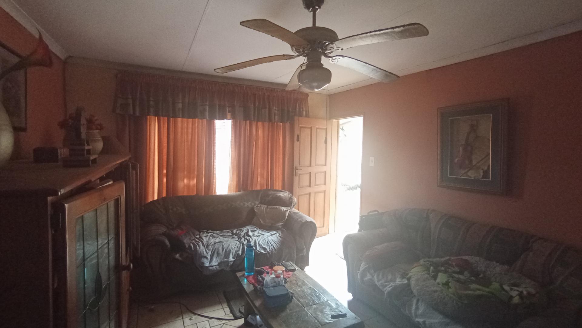 Lounges - 23 square meters of property in Hesteapark