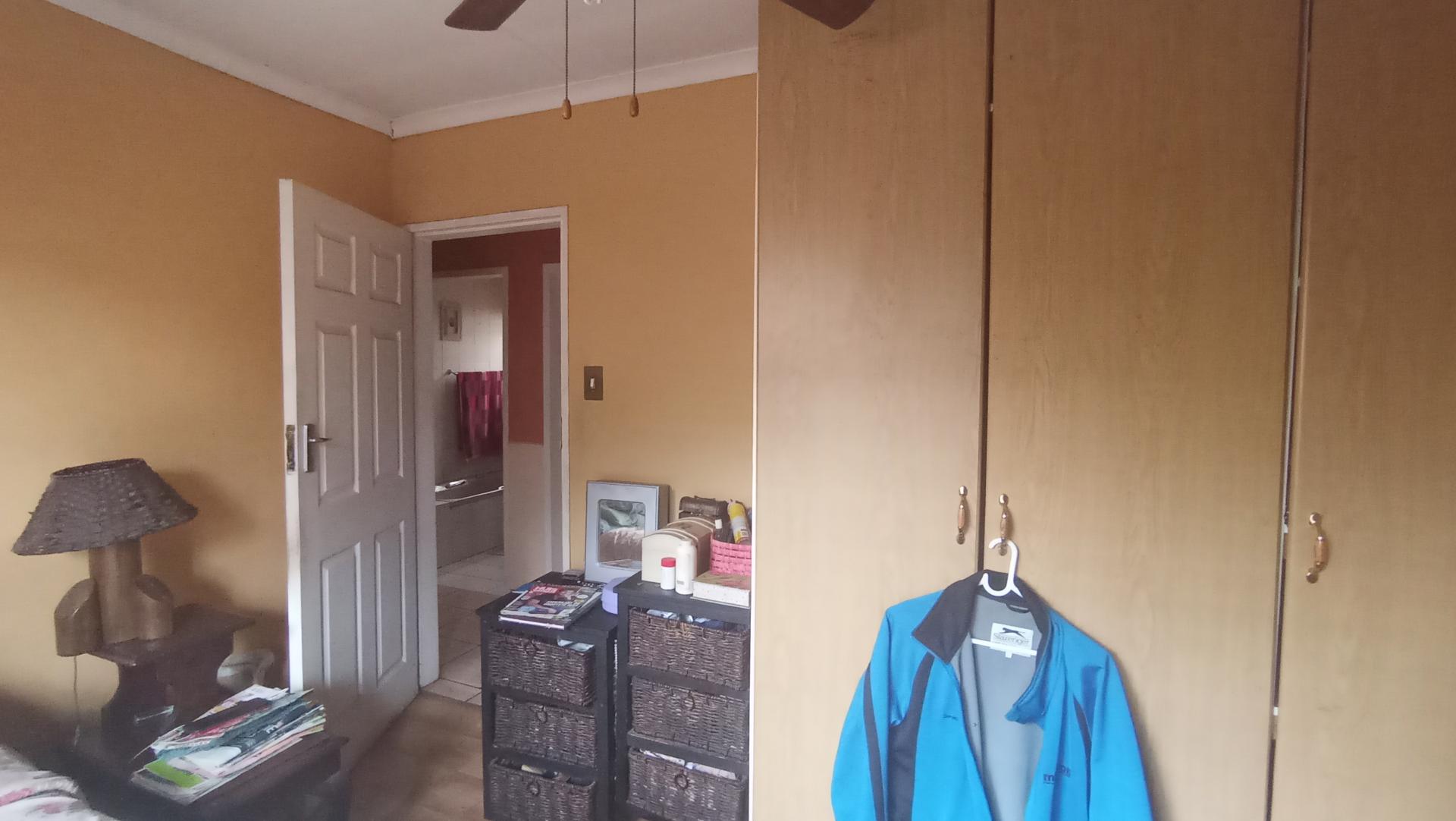 Bed Room 1 - 9 square meters of property in Hesteapark
