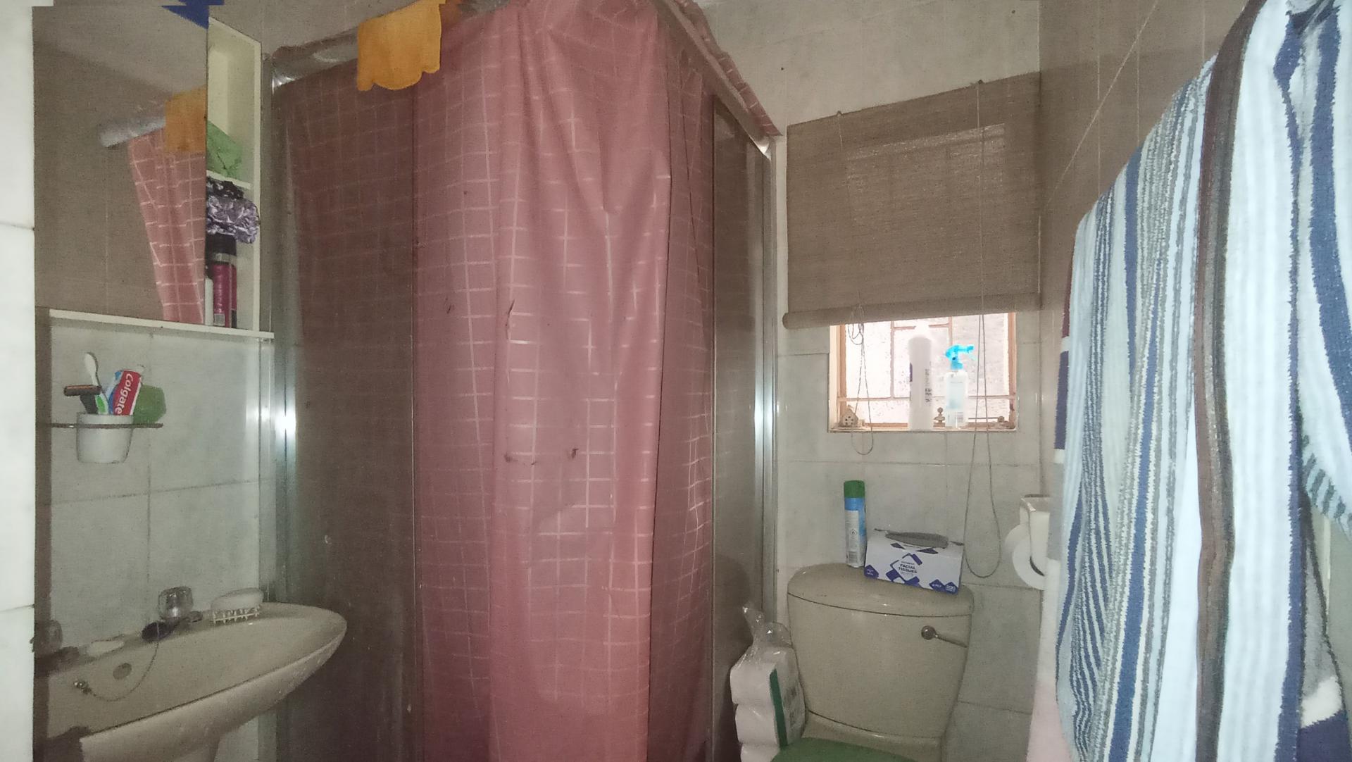 Main Bathroom - 3 square meters of property in Hesteapark