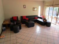Lounges - 72 square meters of property in Lakefield