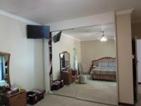 Main Bedroom - 33 square meters of property in Lakefield