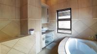 Bathroom 1 - 10 square meters of property in Hartbeespoort