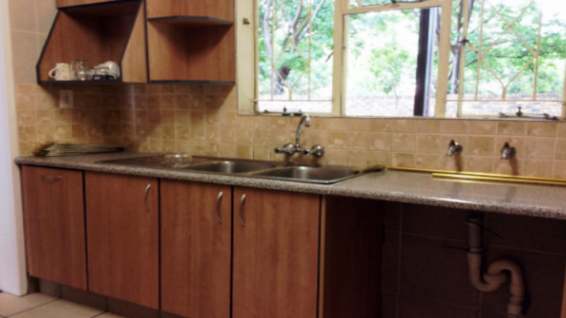 Kitchen - 16 square meters of property in Berton Park