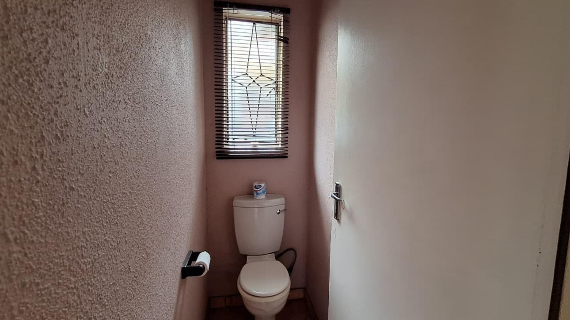 Bathroom 1 - 2 square meters of property in Payneville