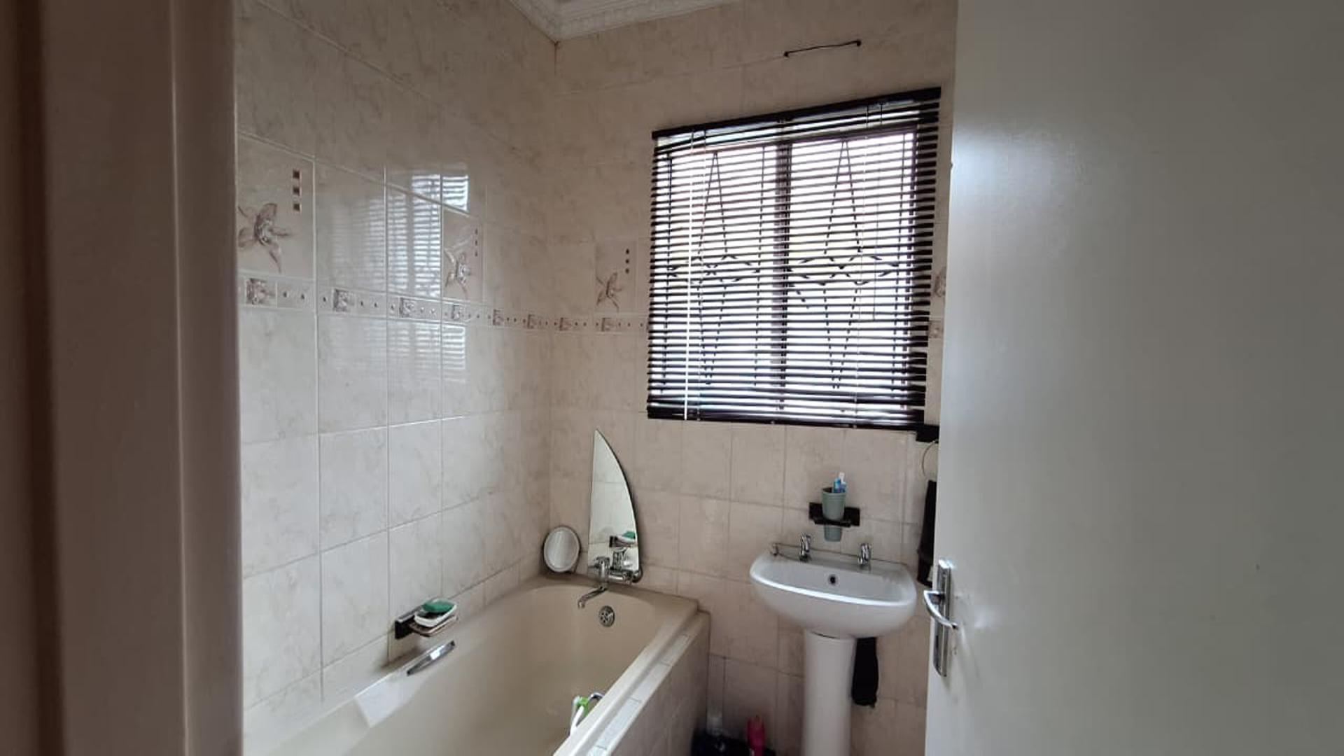 Bathroom 2 - 3 square meters of property in Payneville