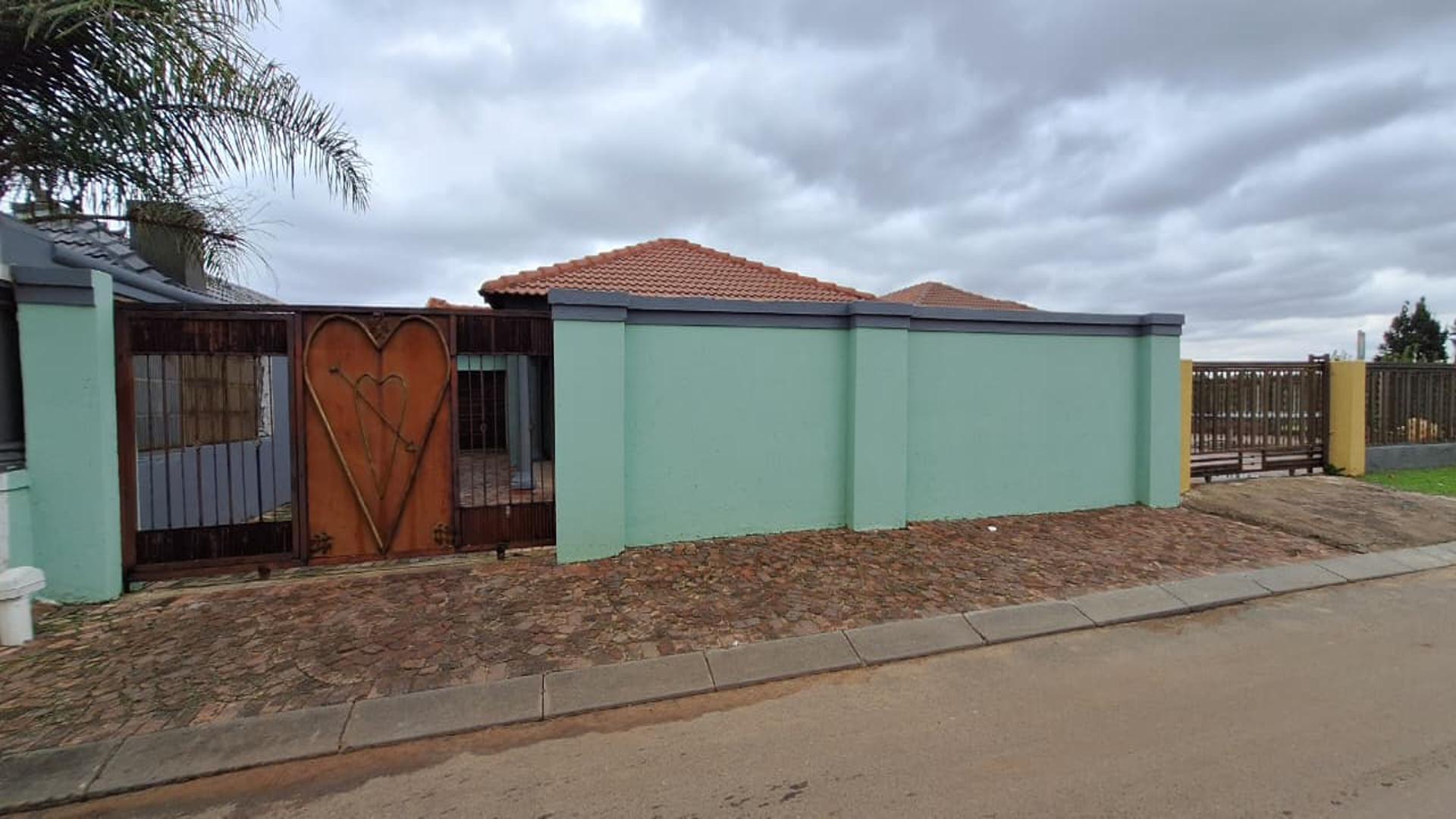 Front View of property in Payneville