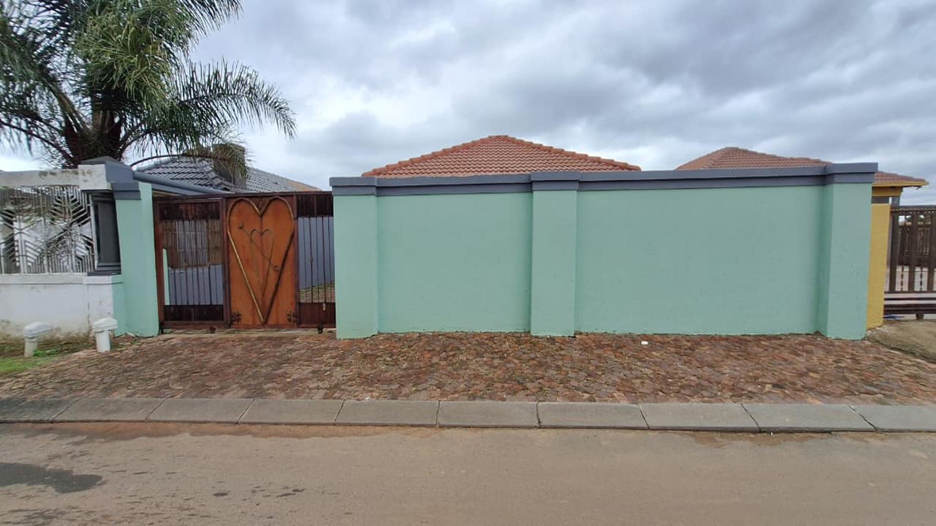 Front View of property in Payneville