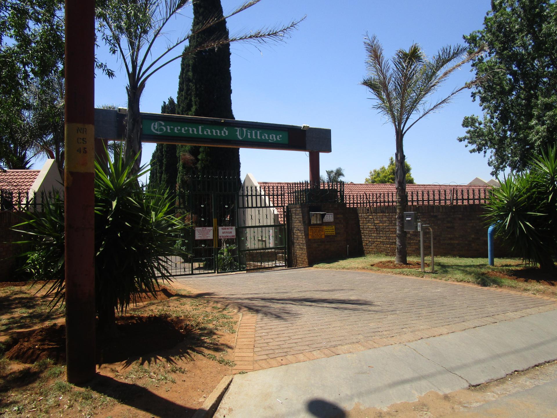 Front View of property in Glen Marais