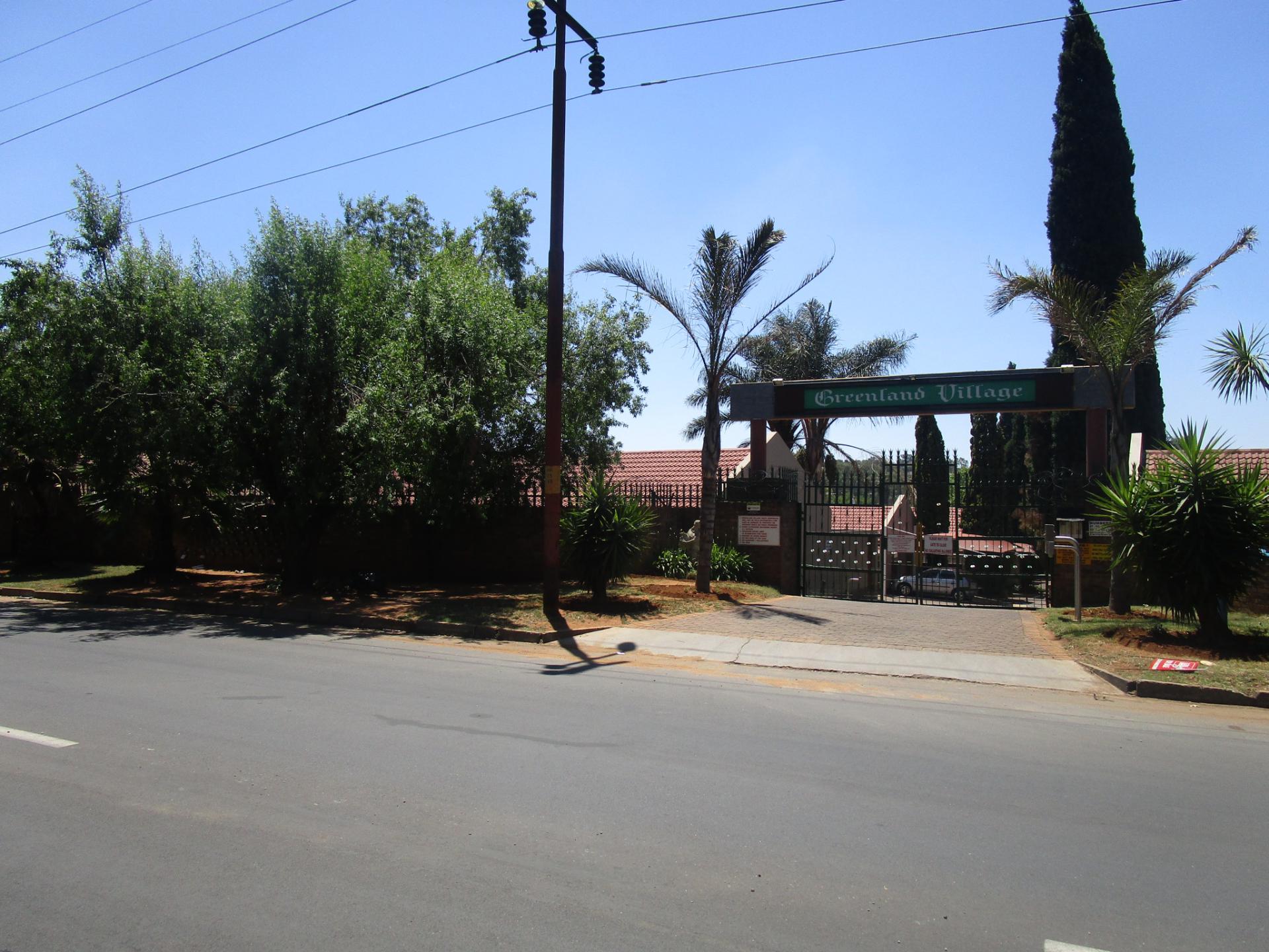 Front View of property in Glen Marais